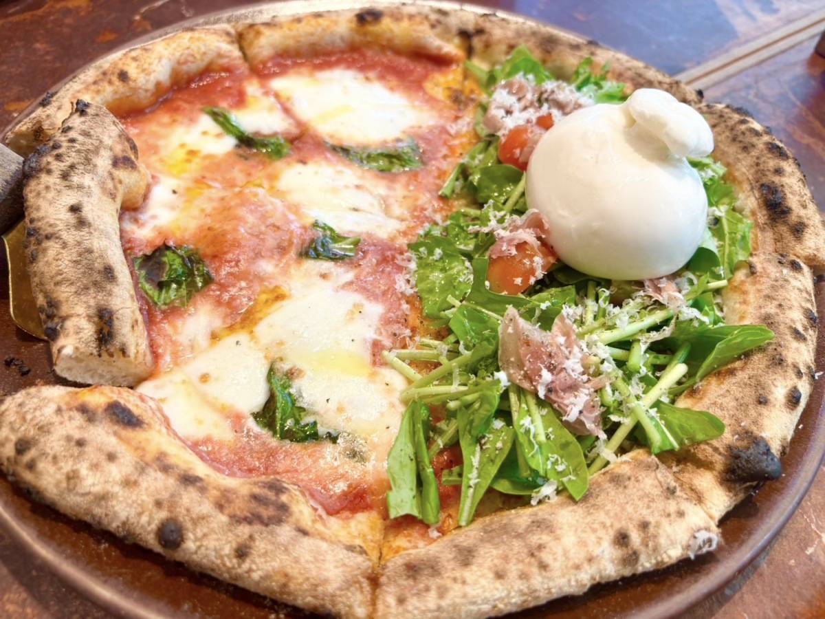 「自家製モッツァレラのマルゲリータ」と「4P's シグネチャー ブッラータ」のハーフ＆ハーフピザ