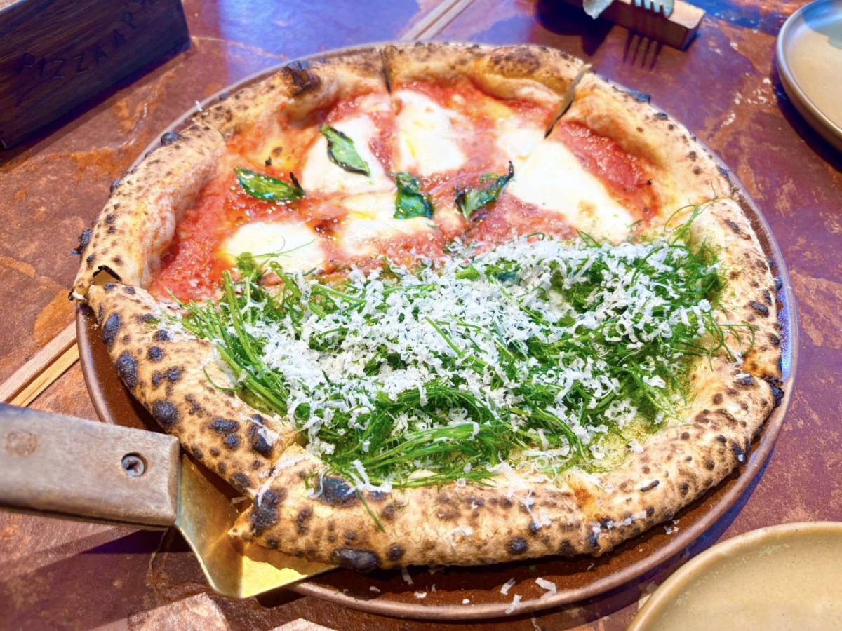 「すじ青海苔とおかひじき　あさり」と「自家製モッツァレラのマルゲリータ」のハーフ＆ハーフピザ