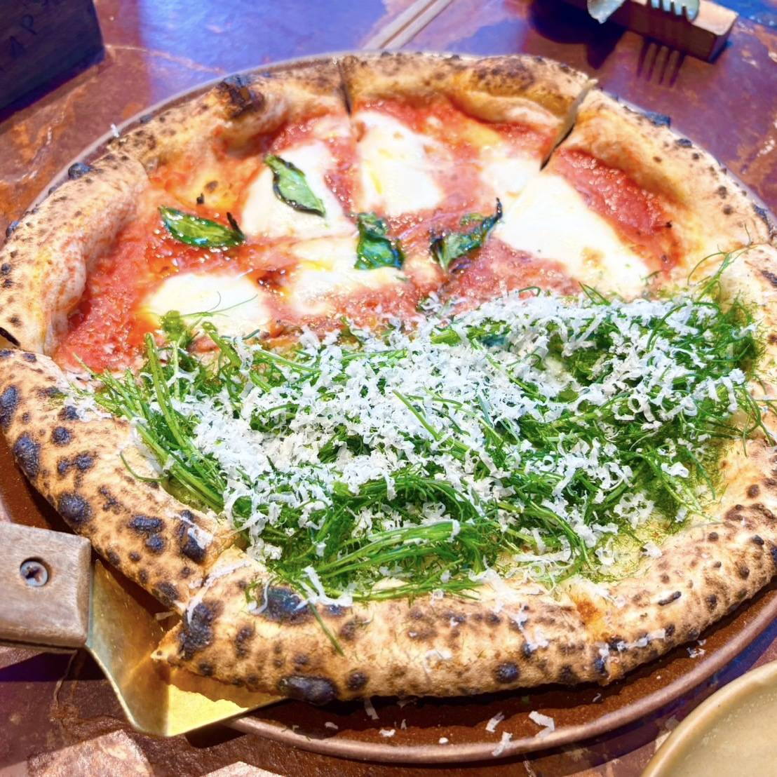 「すじ青海苔とおかひじき　あさり」と「自家製モッツァレラのマルゲリータ」のハーフ＆ハーフピザ