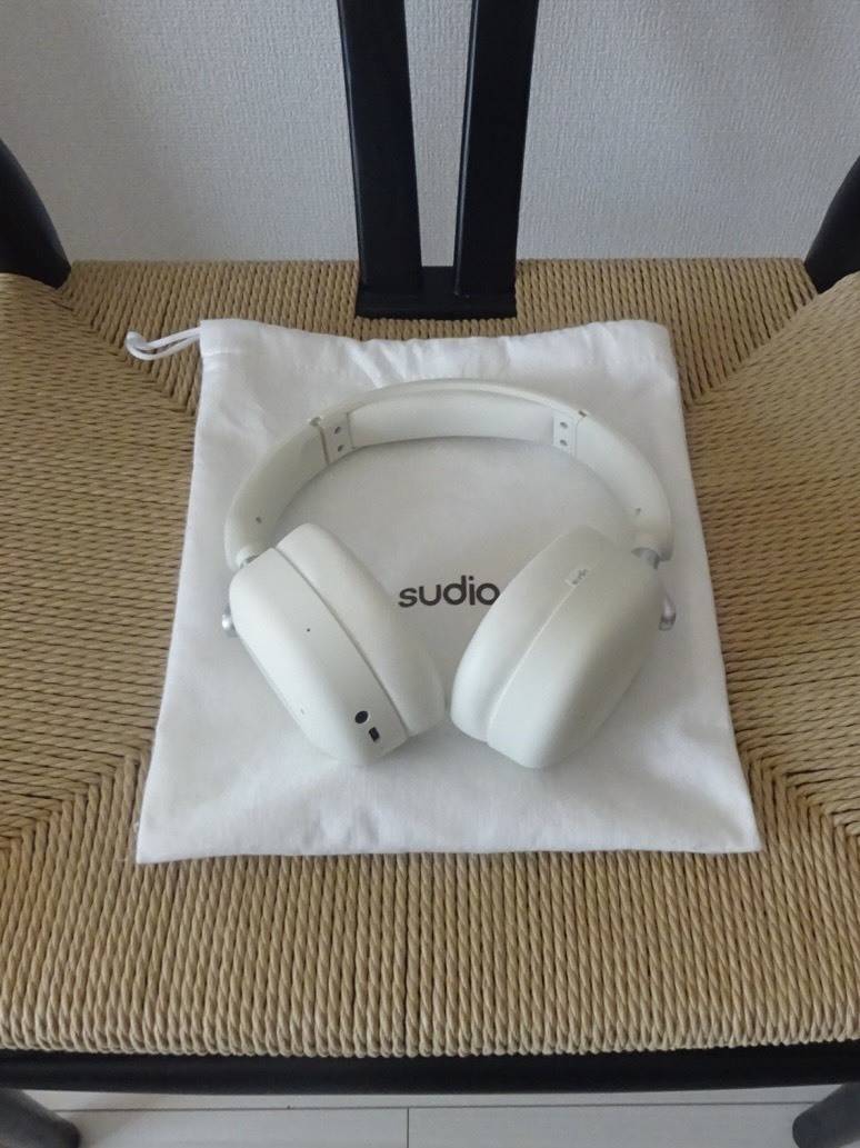 「sudio」のホワイトヘッドフォン