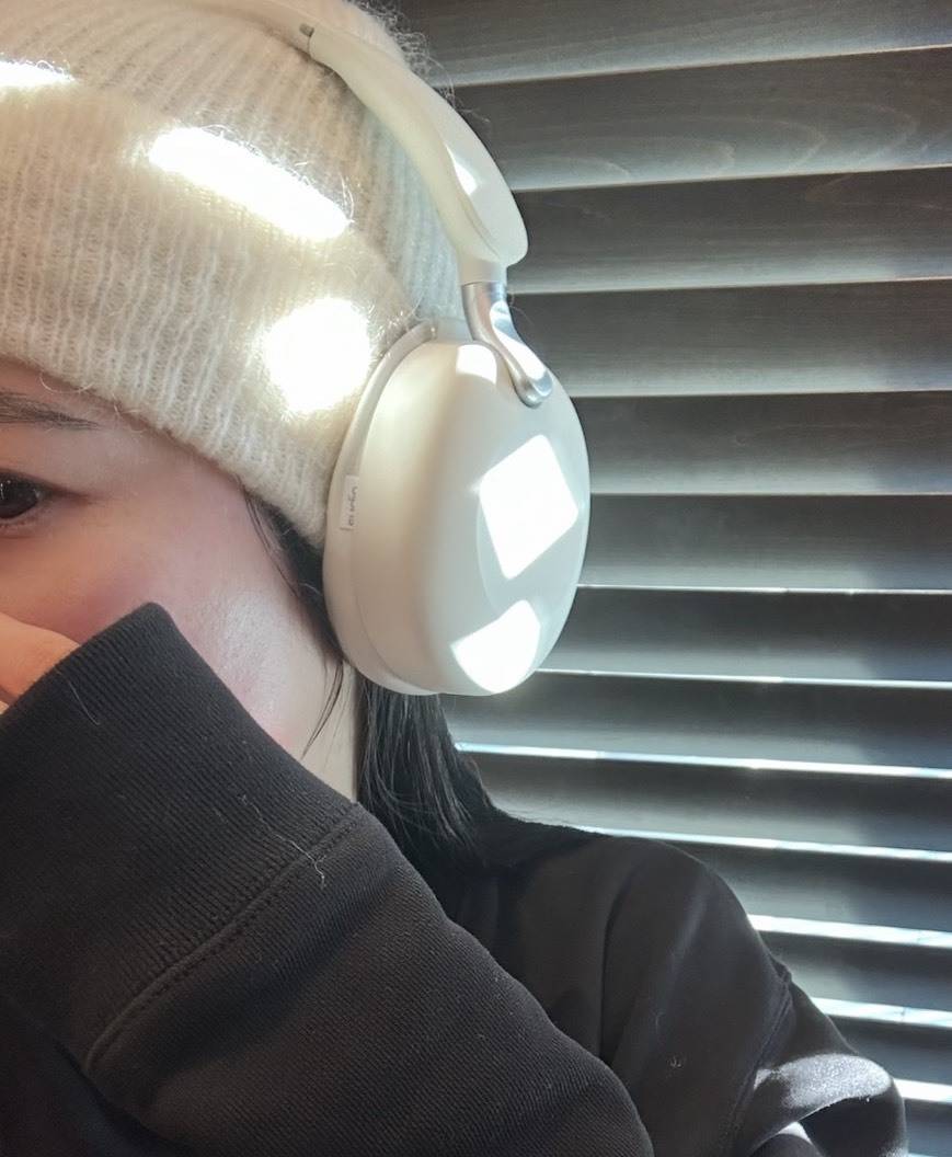 「sudio」のホワイトヘッドフォン着画