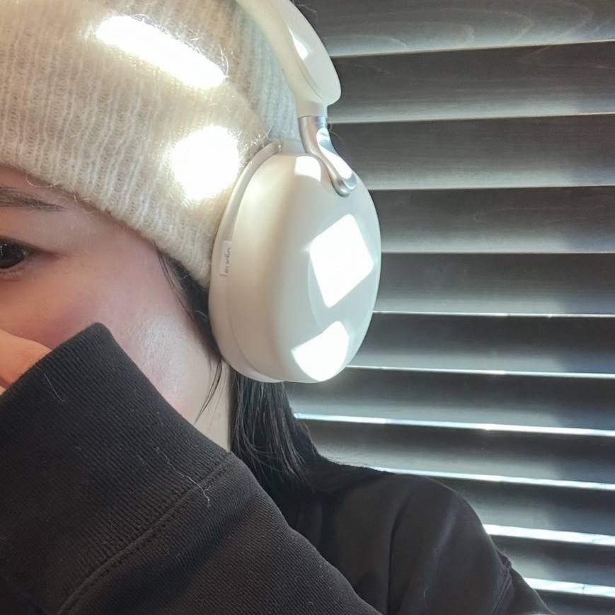 「sudio」のホワイトヘッドフォン