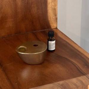 日常に上質なひとときを。無駄のない美しさが光る「イソップ」真鍮オイルバーナー