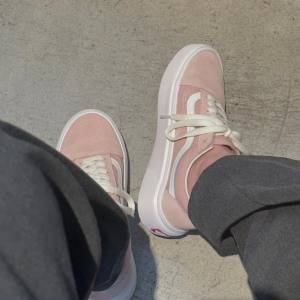 大人ピンクで今っぽく♪デザイン＆履き心地に優れた「VANS OLD SKOOL HOVER」