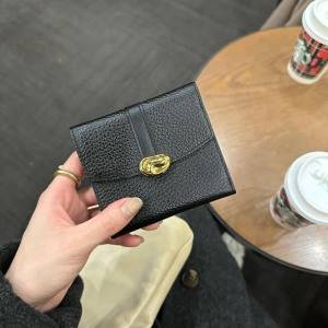 小ぶりでも収納上手♪装いにさりげなく馴染む「ジェムイル」ミニウォレット