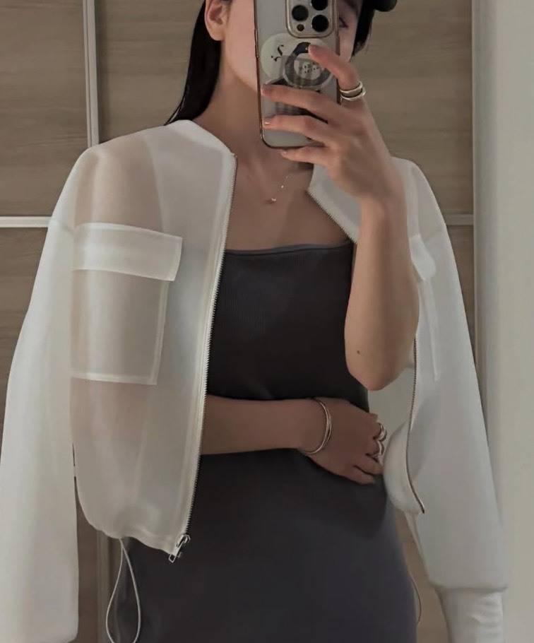 ホワイトのシアーブルゾンコーデ