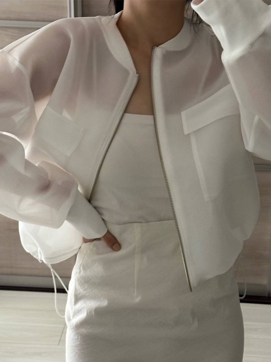 ホワイトのシアーブルゾンコーデ