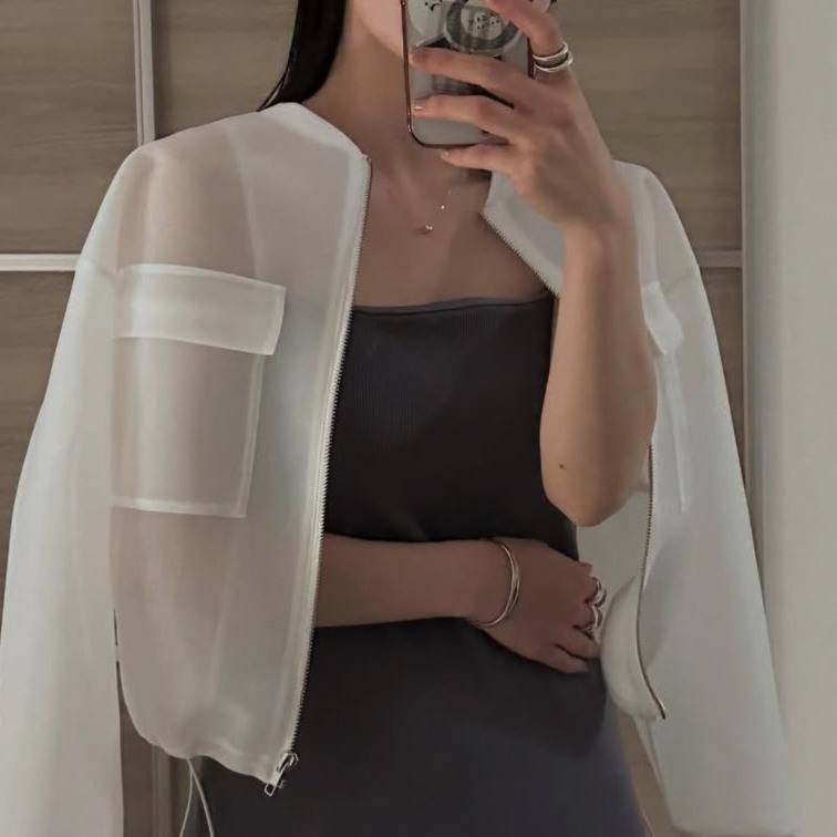 ホワイトのシアーブルゾンコーデ