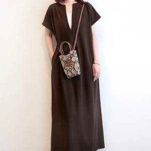  ブラウンのワンピースを着た女性 