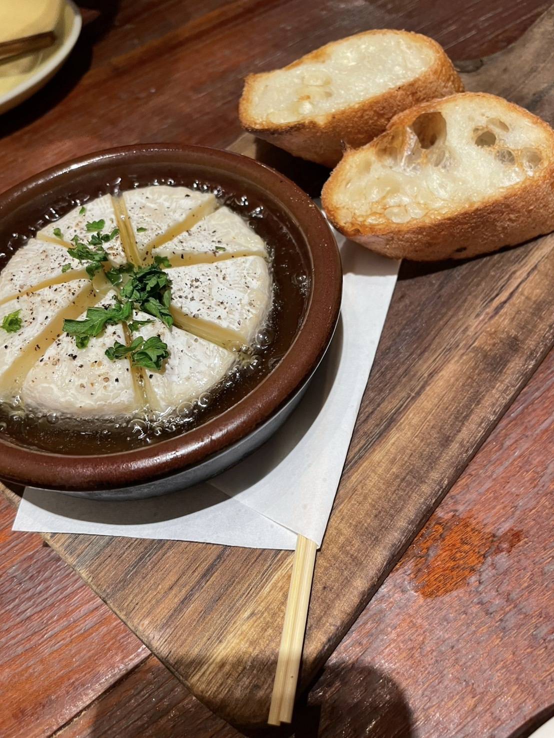 カマンベールチーズのアヒージョとバケット