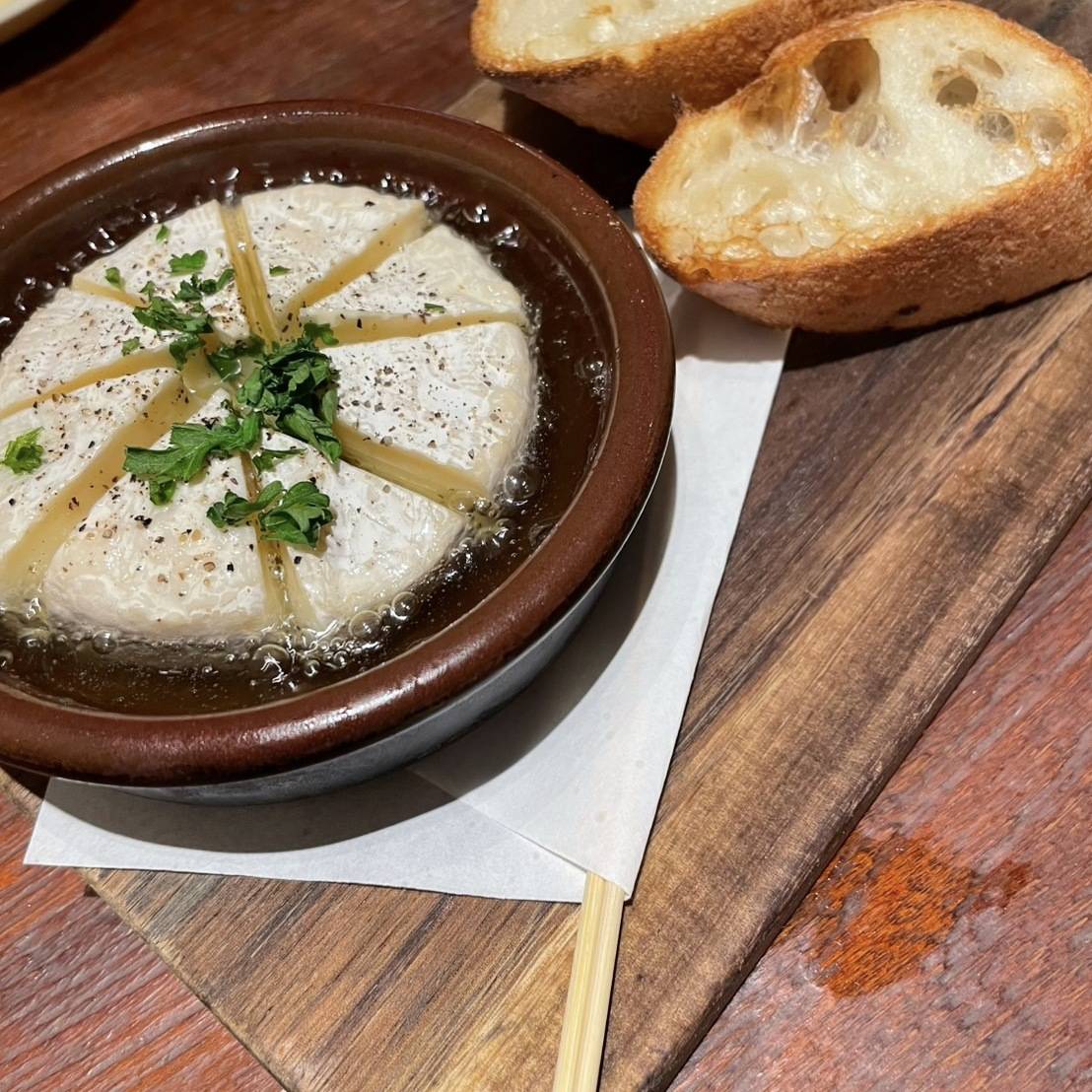 カマンベールチーズのアヒージョとバケット