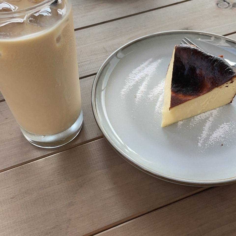 バスクチーズケーキとカフェラテ
