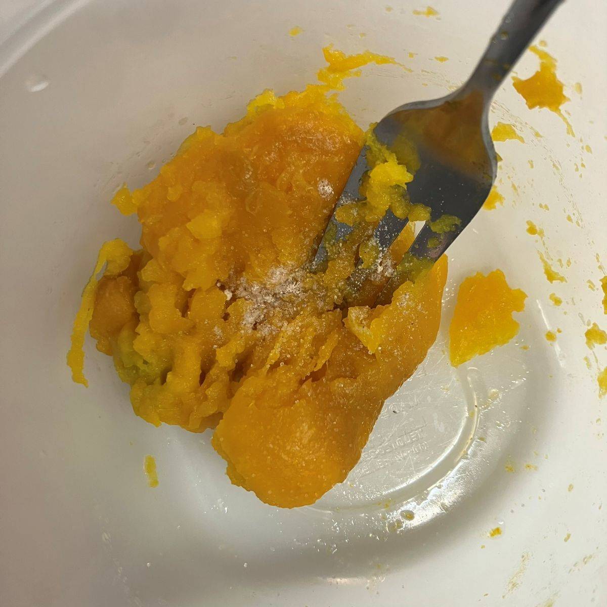 タカノフーズ公式の「ハロウィン納豆ミニピザ」のレシピ