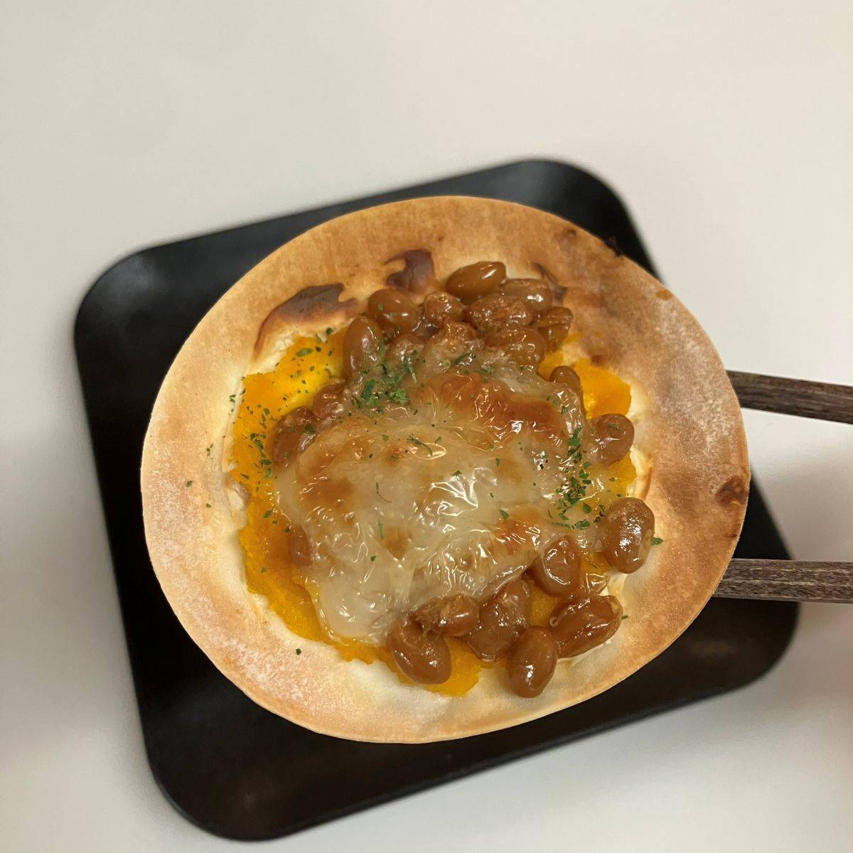 タカノフーズ公式の「ハロウィン納豆ミニピザ」のレシピ