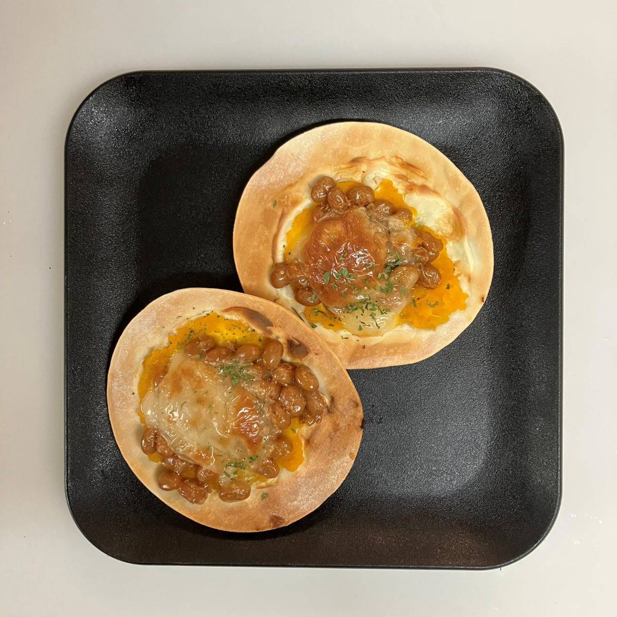 タカノフーズ公式の「ハロウィン納豆ミニピザ」のレシピ