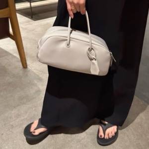 しなやかなカーブが今日の主役。女性らしい装いにぴったり「EDITA」のハンドバッグ