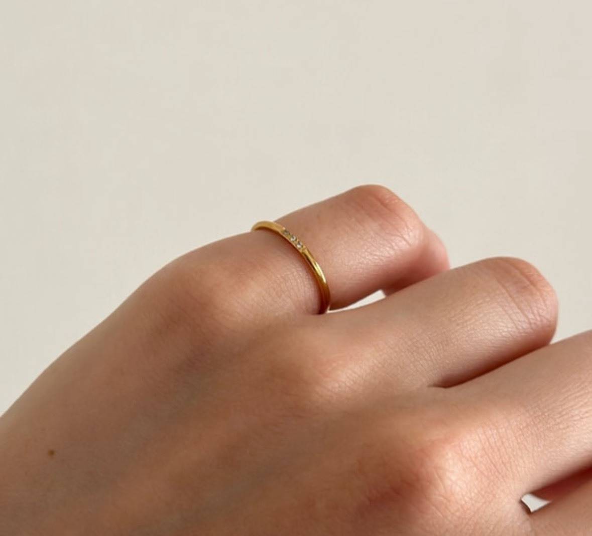 ゴールドのピンキーリング