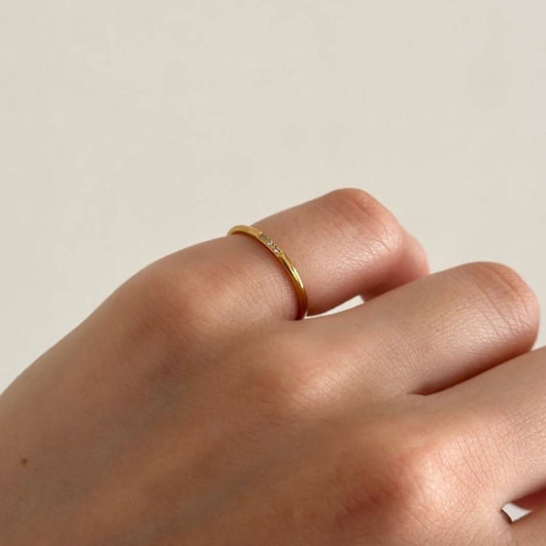 ゴールドのピンキーリング