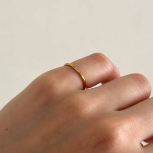 さりげない存在感がおしゃれ♡上品にスタイルを格上げしてくれる「ゴールド ピンキーリング」