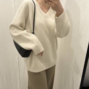今年の秋冬定番ニットはこれ！「WITHOUTSUMMER」のVネックニットでつくる新ベーシック
