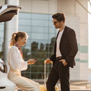  会話をする男女 