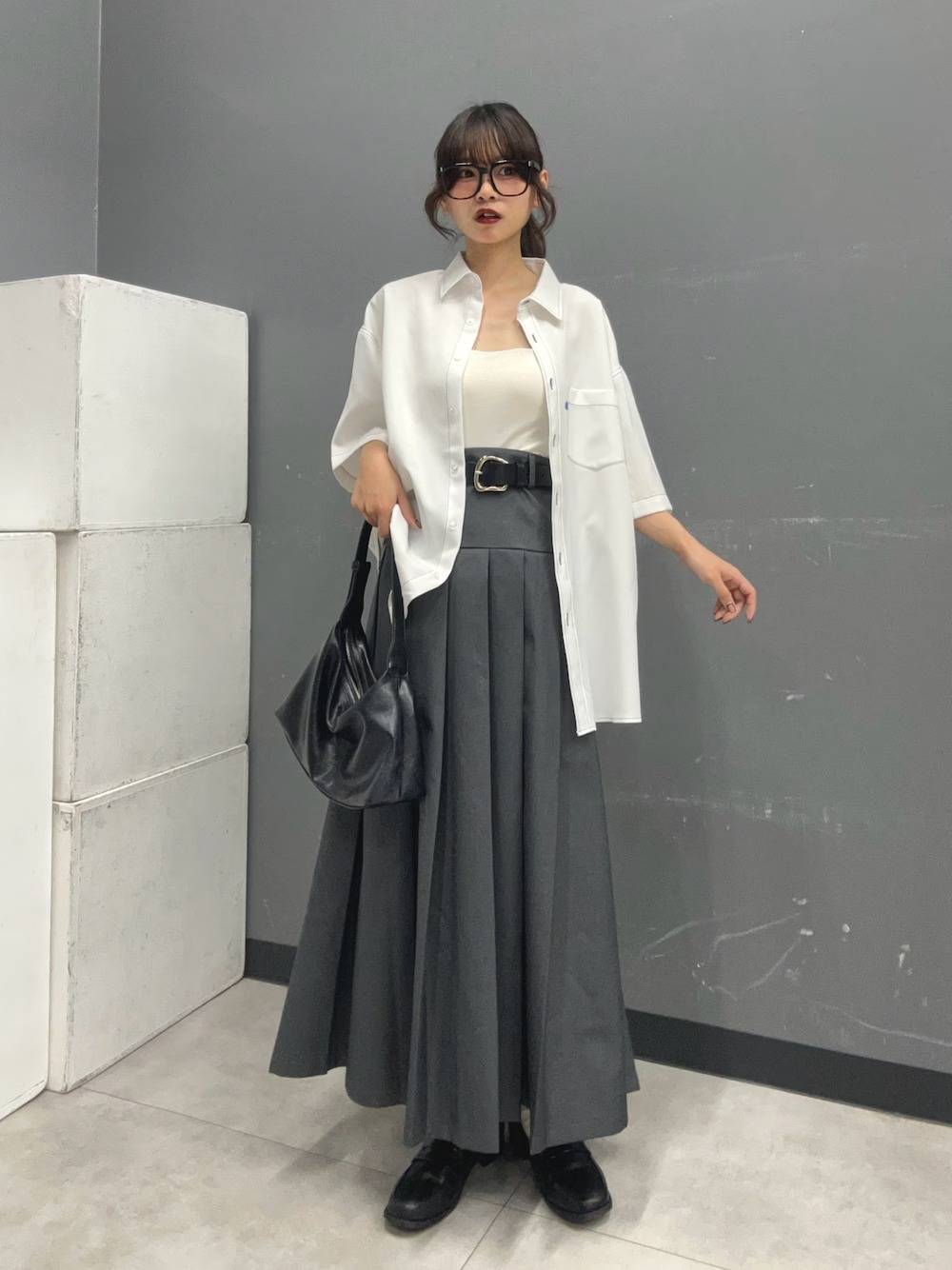 白シャツ×グレースカート
