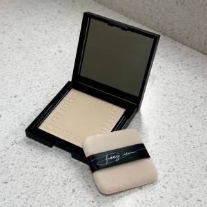 テカリ知らずのなめらか肌が持続！毛穴ぼかしの救世主「方里 FunnyElves」プレストパウダー