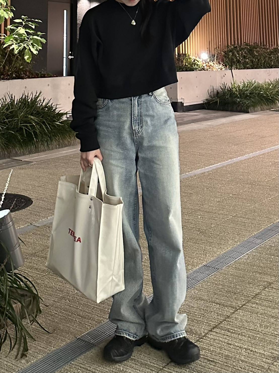 「TEMBEA」縦長キャンバストートバッグ着画