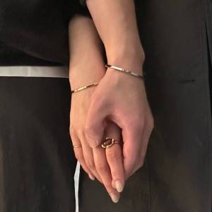 “さりげなくお揃い”が心地いい♡ふたりの距離をつなぐ「tsui」ユニセックスバングル