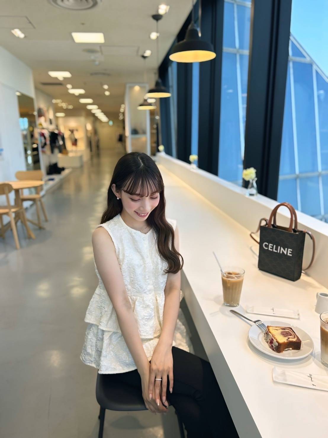 ウエスト切り替えトップスコーデ