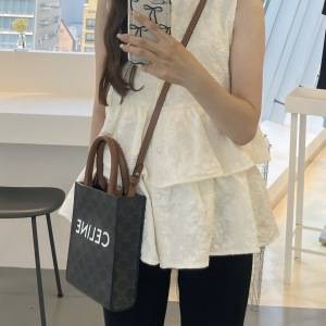 ウエストマークで自然に細見え!どんなパンツにも合う「ちょい甘トップス」が大活躍中♪