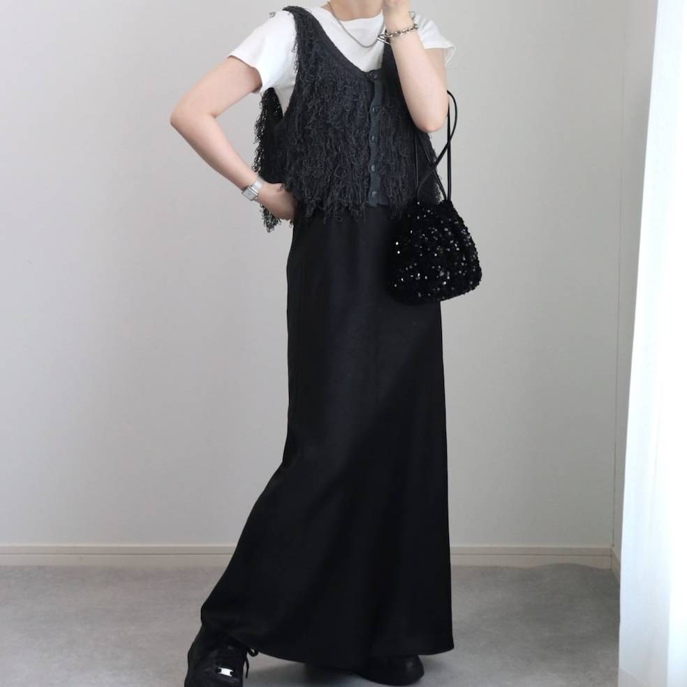 モノトーンコーデの女性