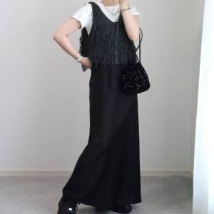  モノトーンコーデの女性 