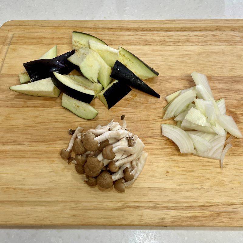 おつまみ！「ナスと豚肉と玉ねぎのガリバタ―醤油炒め」のレシピ