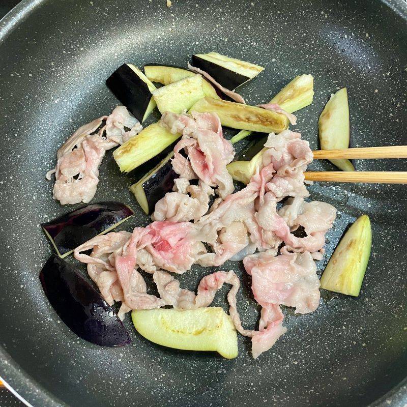 おつまみ！「ナスと豚肉と玉ねぎのガリバタ―醤油炒め」のレシピ