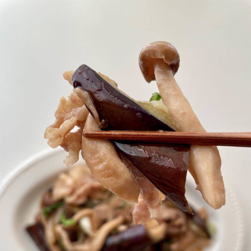 おつまみ！「ナスと豚肉と玉ねぎのガリバタ―醤油炒め」のレシピ