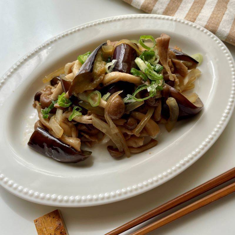 おつまみ！「ナスと豚肉と玉ねぎのガリバタ―醤油炒め」のレシピ