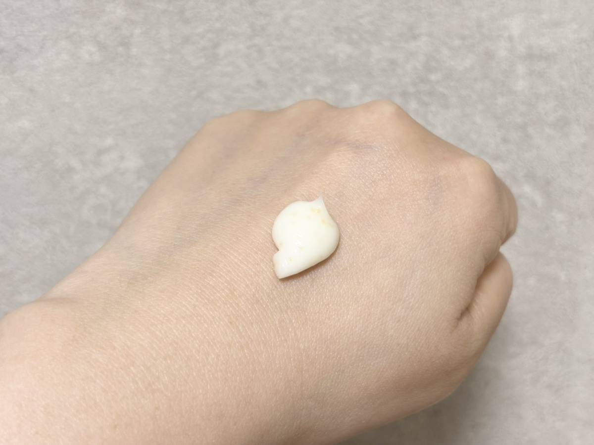 ハンドクリームをのせた手