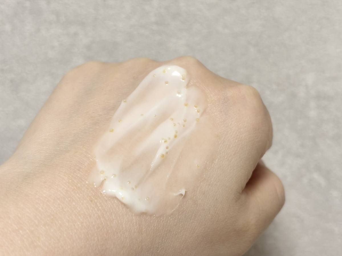 ハンドクリームを塗り広げた手