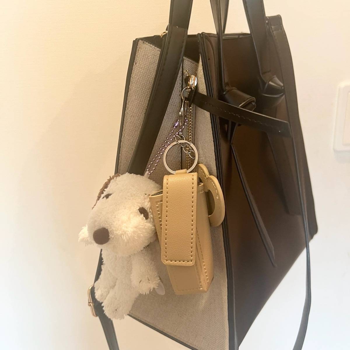 カバンに付けたスリーコインズのリップホルダー