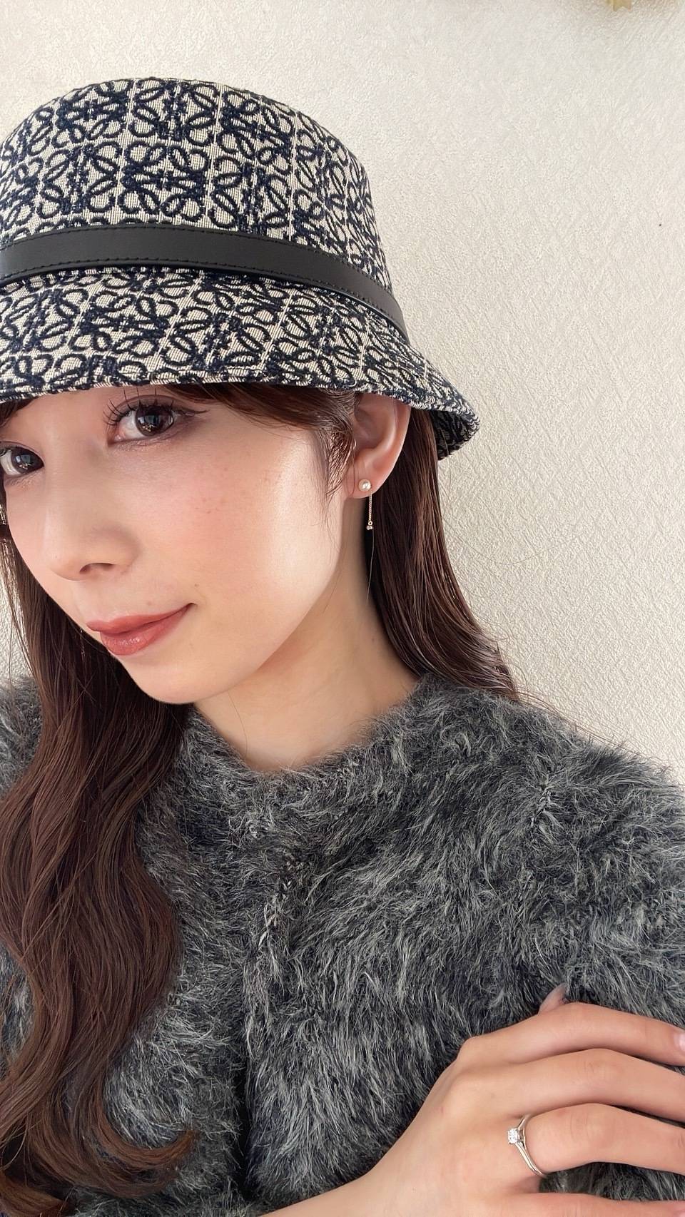 LOEWEのアナグラム バケットハット着画