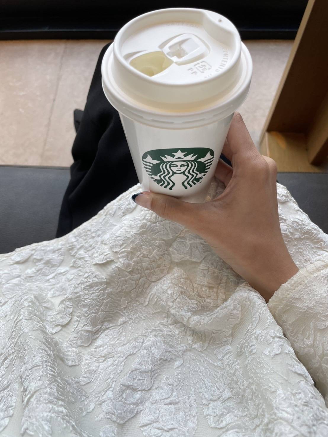 エンボスフラワー生地のトップス