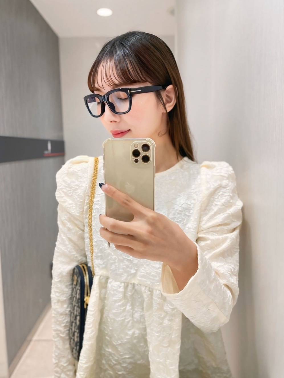 エンボスフラワー生地のトップスコーデ