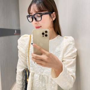 甘すぎない花柄で大人っぽく♡アラサーにちょうどいい「エンボスフラワートップス」コーデ