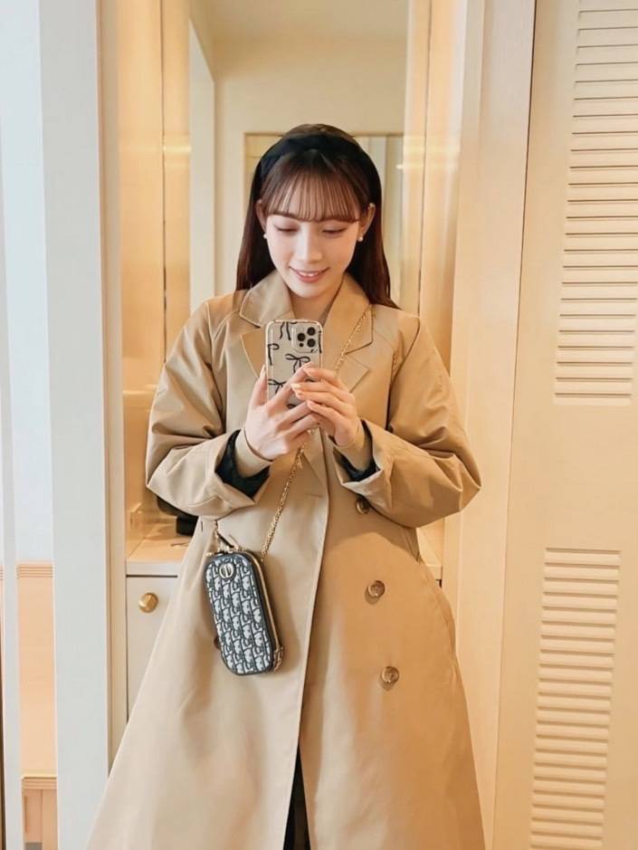 Dior「30 Montaigne Call'in Dior フォンホルダー」着画