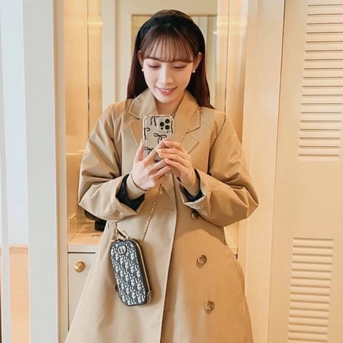 Dior「30 Montaigne Call'in Dior フォンホルダー」着画