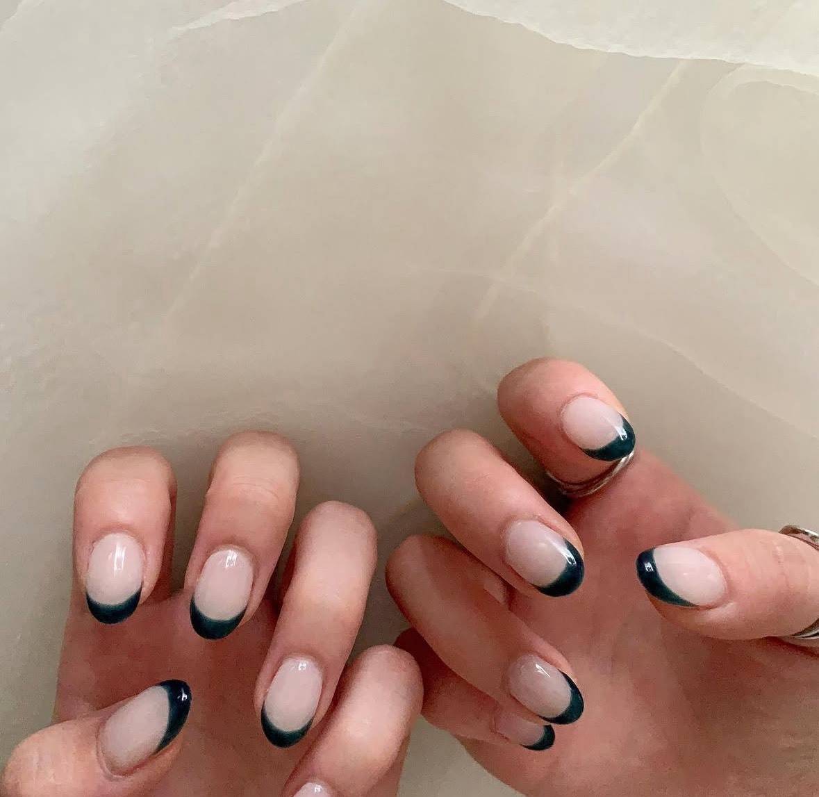 深いグリーンのフレンチネイル