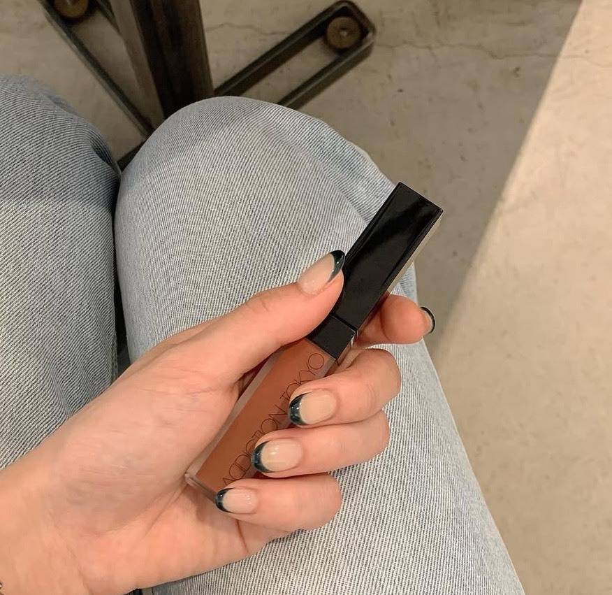 深いグリーンのフレンチネイル