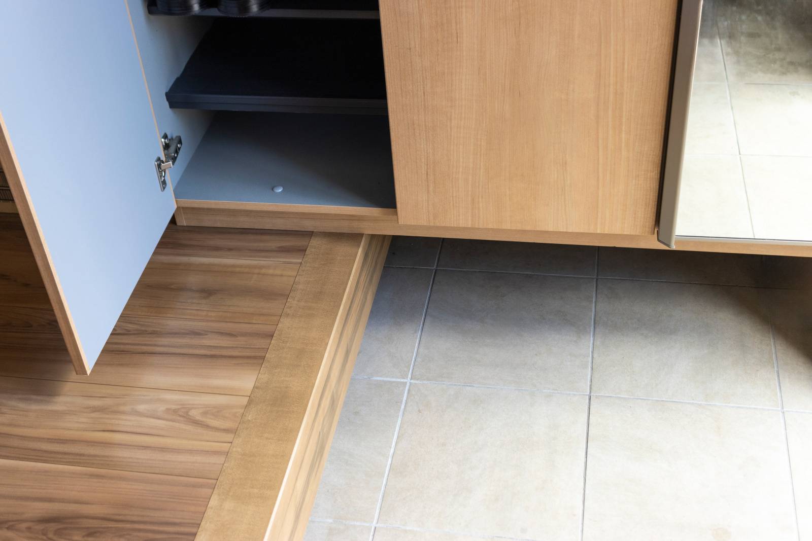 下駄箱　財運　上がる　扉