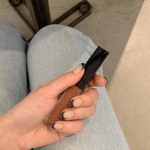 “深みグリーン”で凛とした手元に。秋冬コーデを引き締める大人ネイル